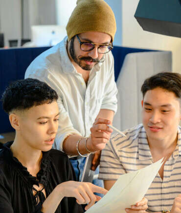 Equipo creativo trabajando en un proyecto digital