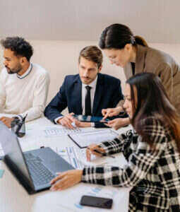 Profesional revisando una estrategia de marketing
