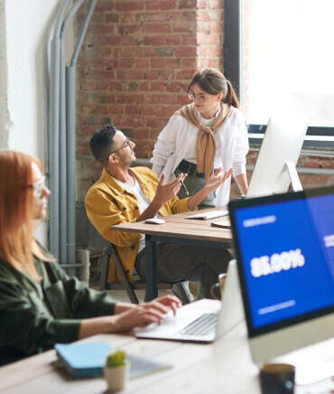 Creativa trabajando en contenido para redes sociales
