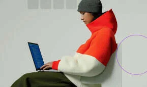 Persona trabajando en su portátil